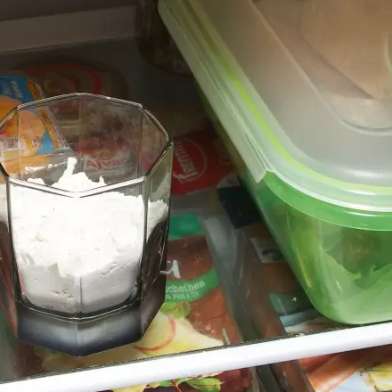 Mehl gegen Gerüche und Feuchtigkeit im Kühlschrank