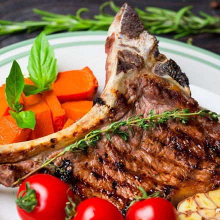 Koteletts mit Pilzhaube und Kürbis