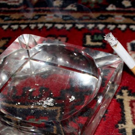 Brandflecken im Teppich