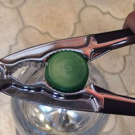 Flaschen mit Drehverschluss einfach öffnen