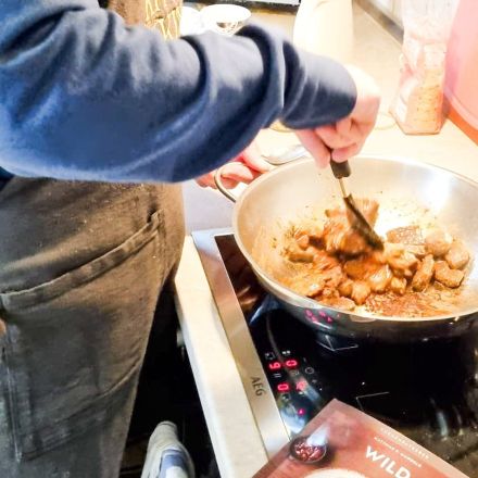 Eine hohe Pfanne statt eines Woks