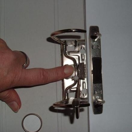 Büro-Ordner quietschen beim Öffnen