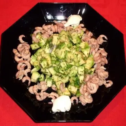 Avocadowürfel mit Nordseekrabben in Zitronen-Dillsauce