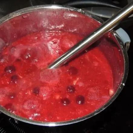 Himbeer-Kirsch-Marzipan-Konfitüre