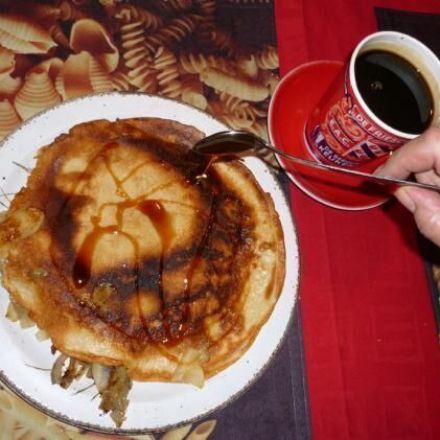 Gefüllter Pfannkuchen mit Apfel und Speck