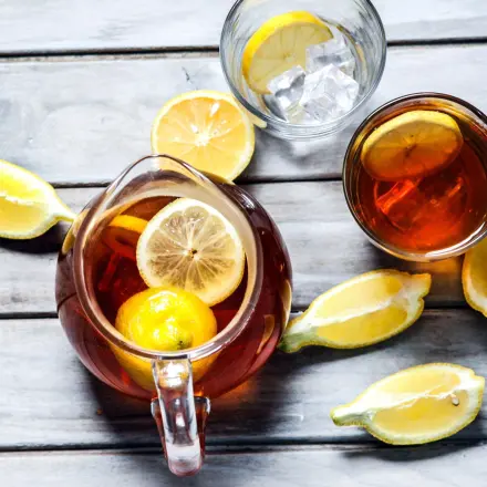 Kalorienarm und gesund: Zitronen-Eistee selbst machen