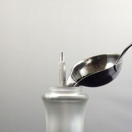 Kümmel in der Pfeffermühle zerkleinern