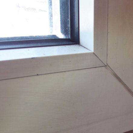 Reinigung von weißen Fensterrahmen mit Backofenspray