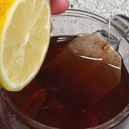 Verfärbungen durch Schwarztee vermeiden