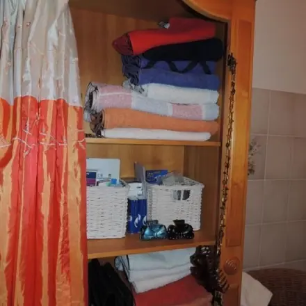 Alter Bücherschrank - im Badezimmer