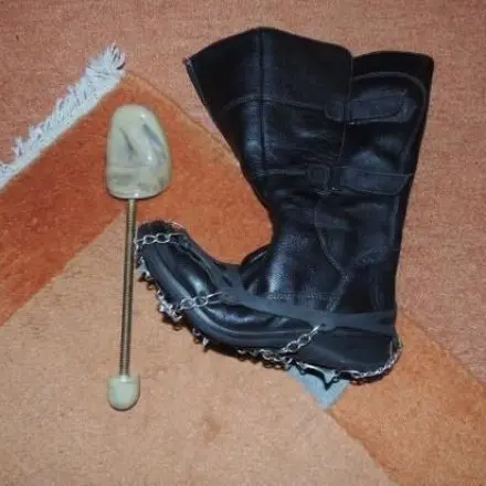 Spikes an Stiefeln belassen und diese trotzdem schonen