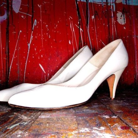 Striemen und Flecken auf weißen Schuhen