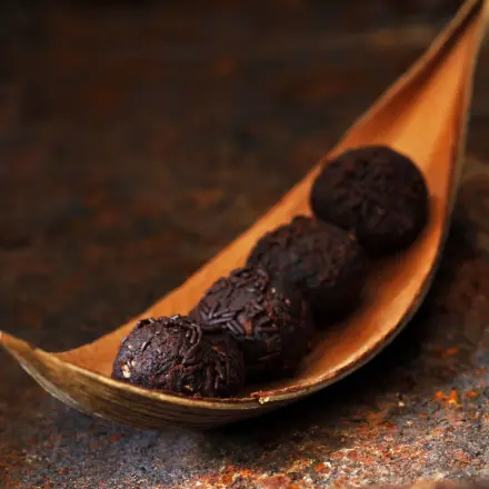 Beschwipste Plätzchen (Teig) zu Kugeln formen - Schokokugeln