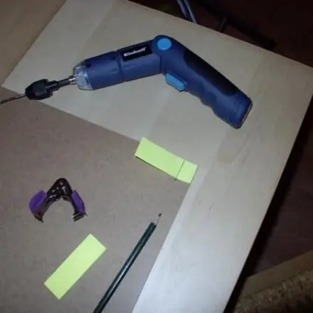 Beim Heimwerken gleiche Abstände markieren