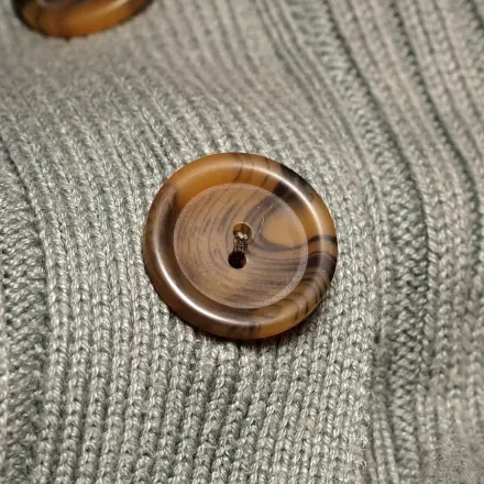 Kleidungsstück mit hässlichen Knöpfen trotzdem kaufen