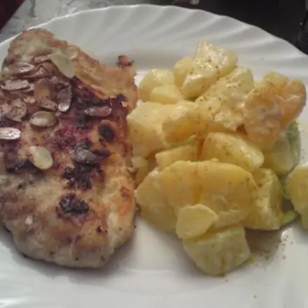 Mandelschnitzel mit indischem Kartoffelsalat