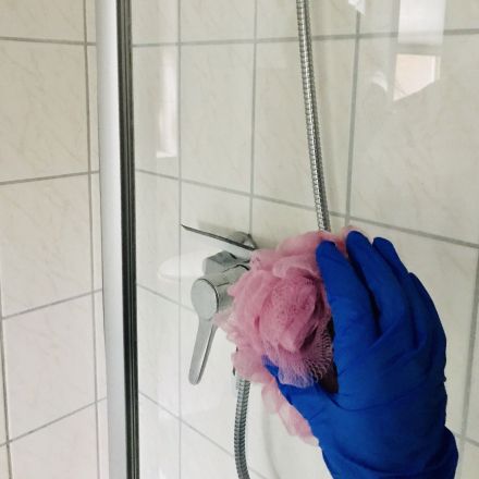 Alter Duschschwamm zum schnellen Putzen der Dusche