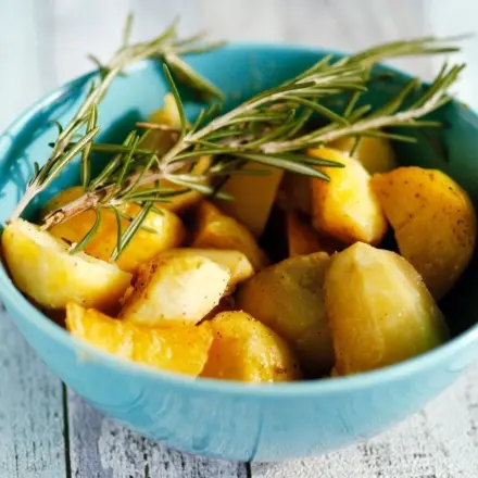 Mediterrane Ofenkartoffeln mit Rosmarin & Knoblauch