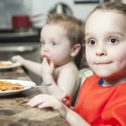 Ende mit dem Geschwisterstreit beim Essenverteilen
