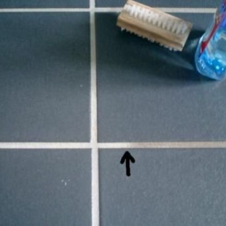 Verschmutzte Fliesenfugen