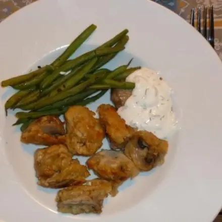 Champignons im Backteig mit grünen Bohnen