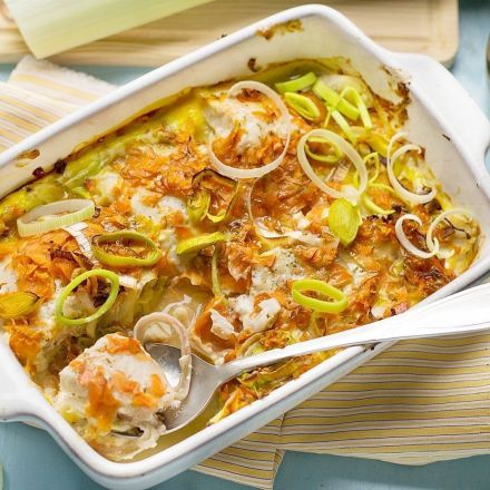 Fisch auf Gemüsebett aus dem Ofen