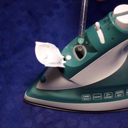 Duftende Wäsche nach dem Bügeln mit Duftöl im Wassertank