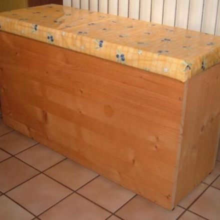 Kiste für Allerlei mit Sitzpolster