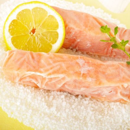 Gefrorenes Lachsfilet im Backofen zubereiten