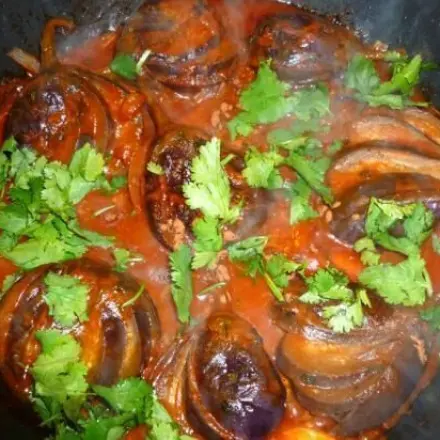 Geschmorte Baby Auberginen in Tomatensauce & Koriandergrün