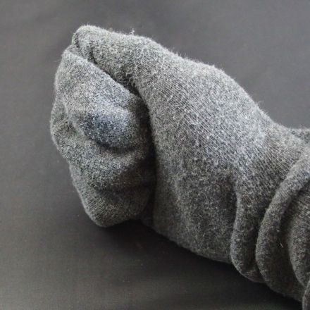 Eingecremte Hände im Bett: Socken-Handschuhe