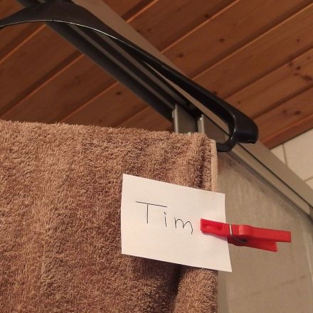 Viele Übernachtungsgäste - Zu wenig Platz für Handtücher im Bad