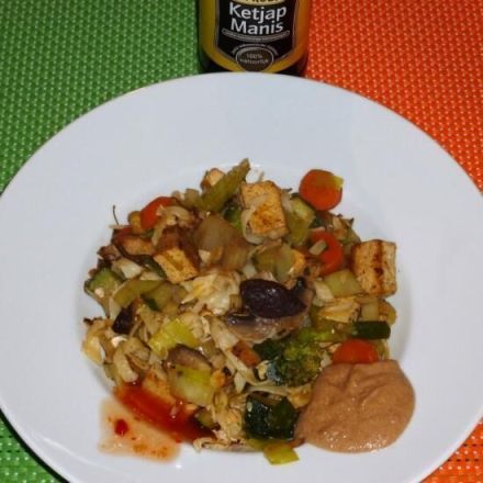 Bami mit ganz viel Gemüse und Erdnusssauce