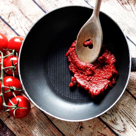 Besseres Aroma: Tomatenmark anrösten