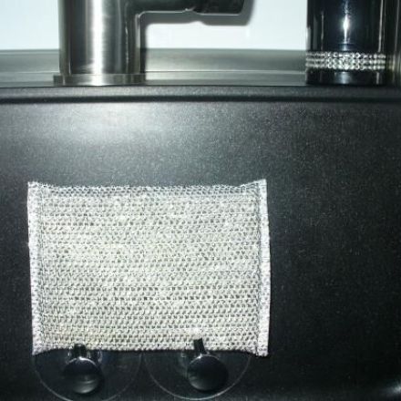 Praktische & fast unsichtbare Aufbewahrung des Spülschwamms