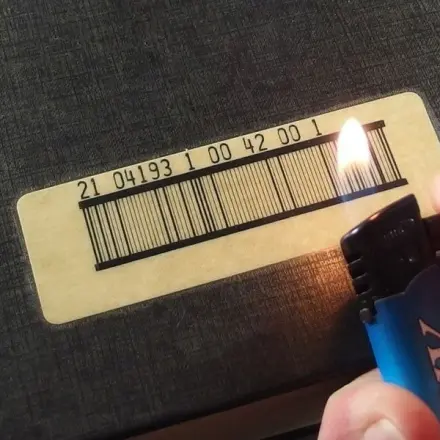 Aufkleber auf Büchern usw. mit Feuerzeug entfernen
