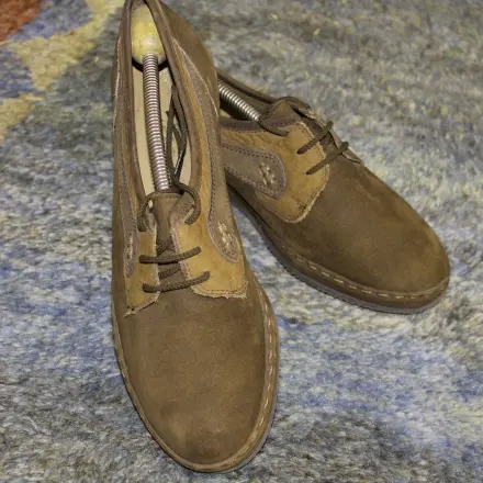 Schneeflecken von Schuhen schonend mit Wasser entfernen