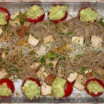 Vegetarischer Salat mit Buchweizennudeln und Tomaten