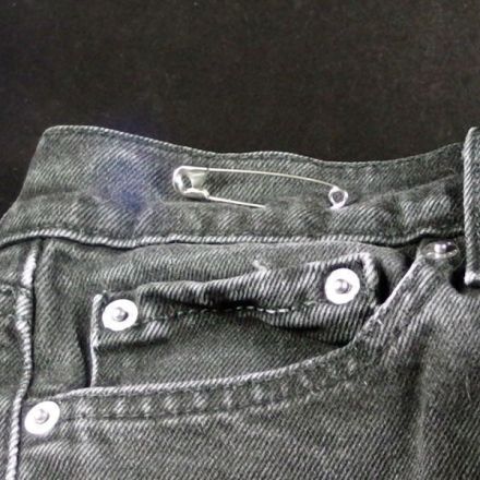 Knopf ab an der Hose - schnelle Hilfe unterwegs