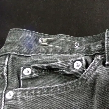Knopf ab an der Hose - schnelle Hilfe unterwegs