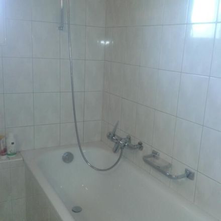 Waschbecken und Badewanne mit Waschpulver reinigen