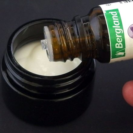 Pickel weg durch Teebaumöl in der Creme - erträglicher Geruch