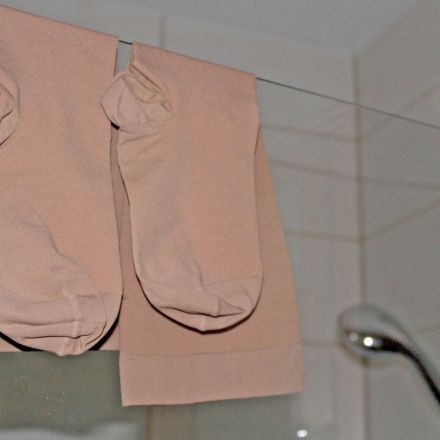 Duschen mit Kompressionsstrümpfen