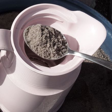 Reinigung von Thermoskannen mit Sand