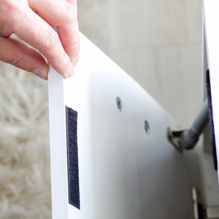 Verschließbare Klappe an einem Möbelstück hält nicht