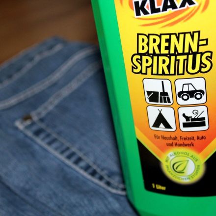 Baumharz mit Spiritus aus Kleidung