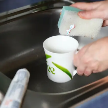 Teeflecken mit Zahnpasta aus Tassen entfernen