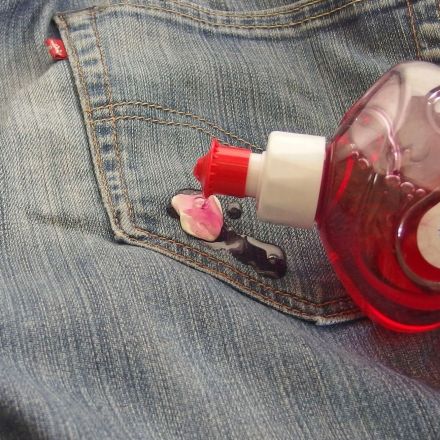 Kaugummi auf Klamotten mit Spülmittel entfernen