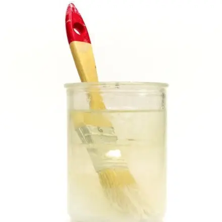 Plastikflecken auf T-Shirt mit Terpentin entfernen