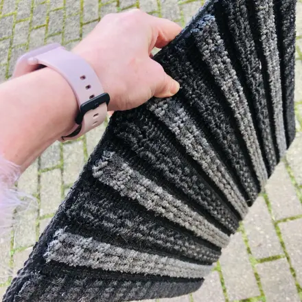 Ohne Staubwolke den Fußabtreter ausschlagen